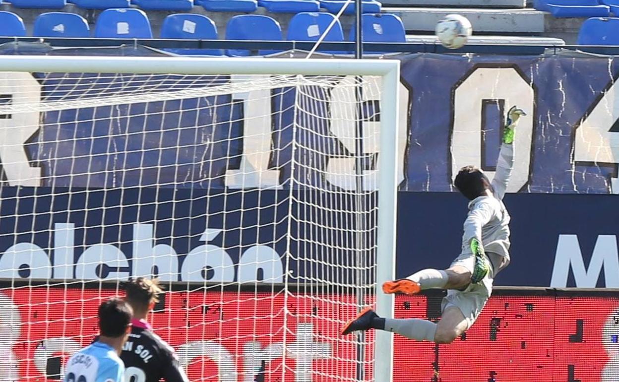 Soriano, en una parada a remate de Fran Sol poco antes del gol del Tenerife. 