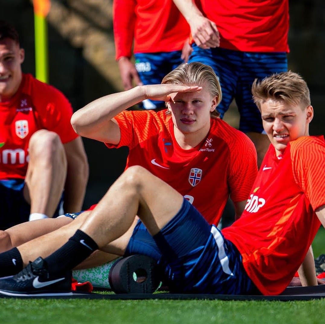 Los futbolistas Erling Haaland y Martin Ødegaard, principales referencia de la selección noruega, durante un entrenamiento este lunes en las instalaciones de Marbella Football Center. Ambos jugadores estarán en partido que se celebra en La Rosaleda. 