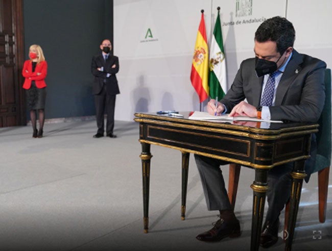 El presidente de la Junta de Andalucía, Juanma Moreno, en el momento de la firma del plan.