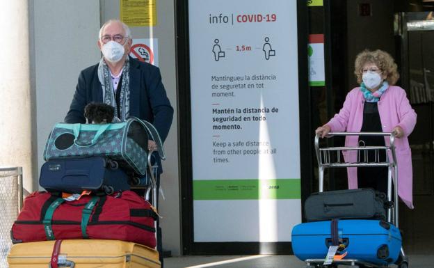 Turistas alemanes a su llegada este fin de semana al aeropuerto de Mallorca.