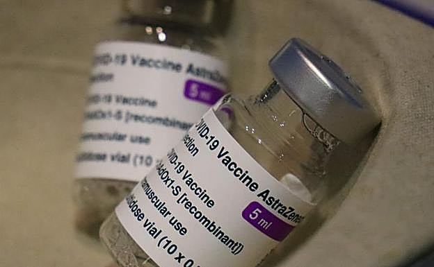 España retomará la vacunación con AstraZeneca a profesionales esenciales de entre 55 y 65 años