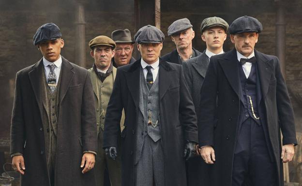 Imagen principal - Arriba: Fotograma de la serie 'Peaky Blinders'. Izquierda: Fotograma de la serie 'Gossip Girl''. Derecha: Fotograma de la serie 'Downtown Abbey'.