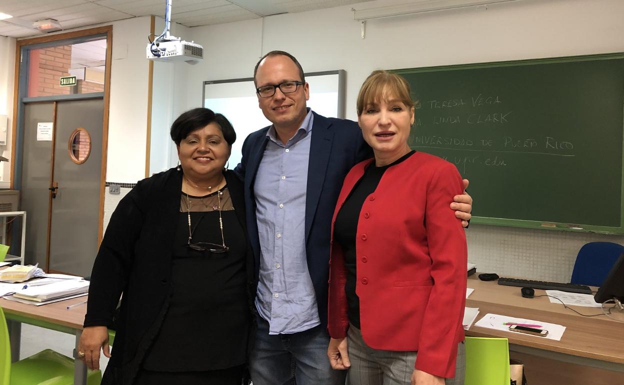  El profesor de la Facultad de Ciencias de la Educación de Málaga Juan Leiva, en el centro, junto con las profesoras de la Universidad de Puerto Rico, Teresa Vega y Linda Clark, las cuales participaron en el grupo de investigación IDEI. 