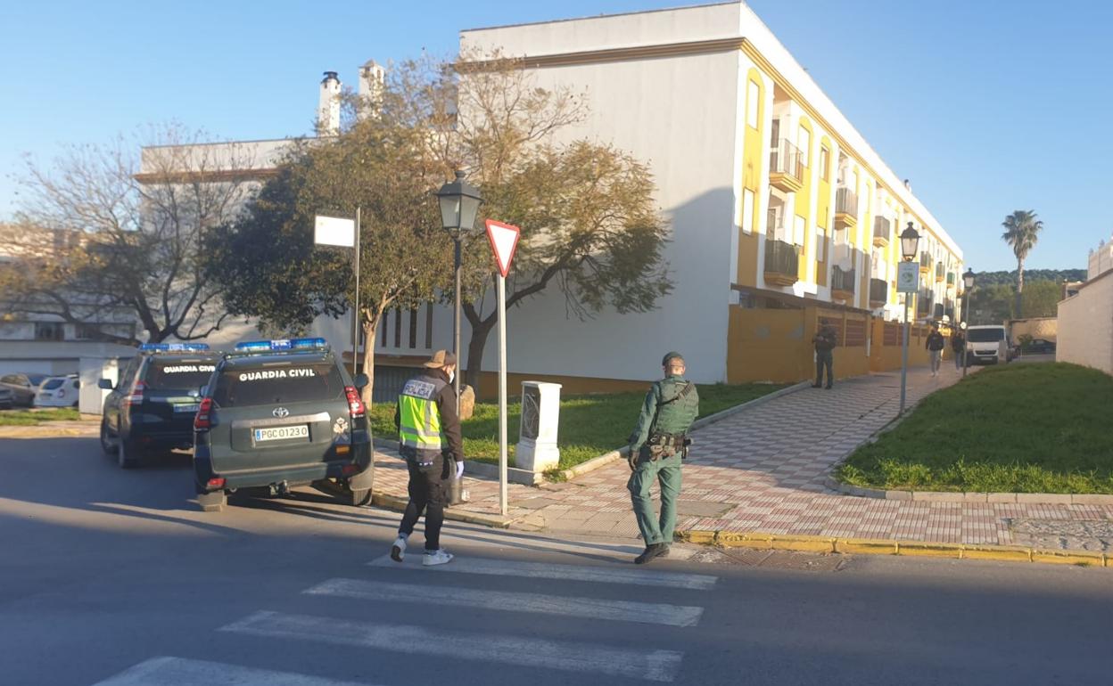 Agentes desplegados en uno de los puntos en los que se han efectuado registros. 