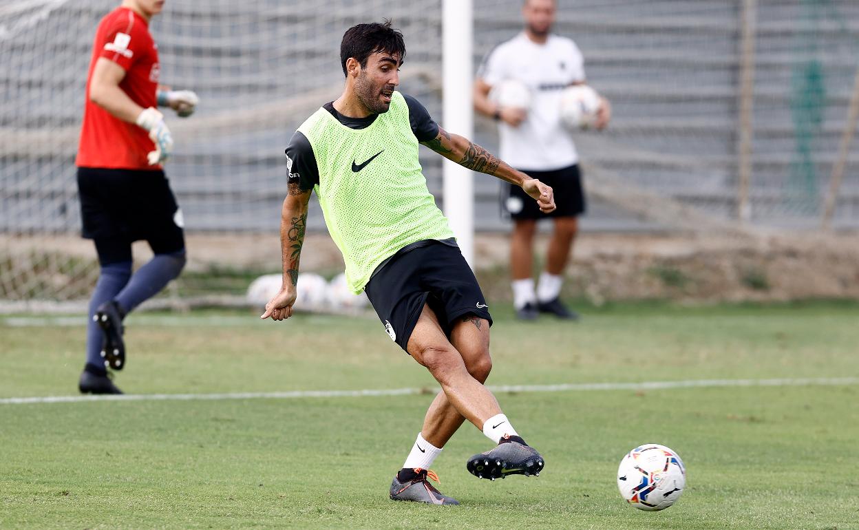 El jugador del Málaga, Alberto Escassi, durante un entrenamiento con el Málaga.