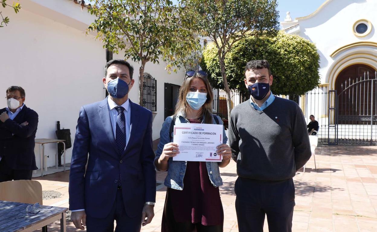 Una de las alumnas del programa posa junto a su diploma acreditativo. 