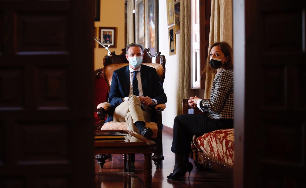 Atencia y Navarro, esta mañana, en la sede de la entidad cofrade en San Julián.