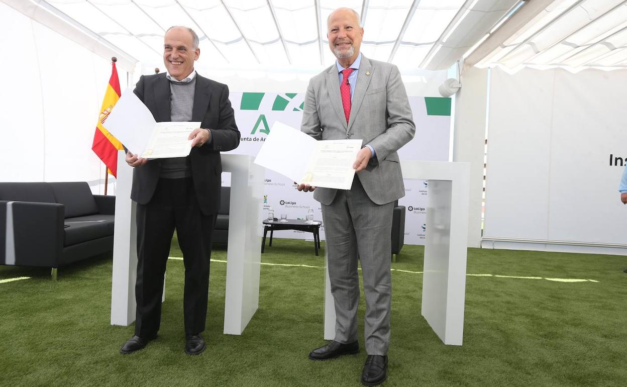 El presidente de LaLiga, Javier Tebas, y el consejero de Educación y Deportes de la Junta de Andalucía, Javier Imbroda.