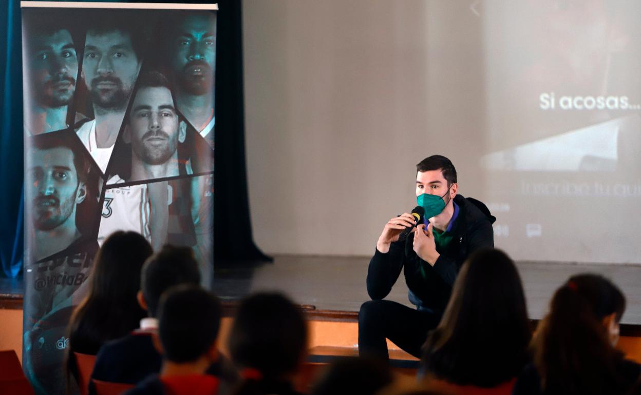 Darío Brizuela, durante la charla que ofreció en el colegio Rosario Moreno. 