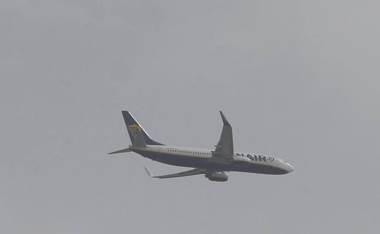 Avión de Ryanair llegando al aeropuerto de Málaga. 