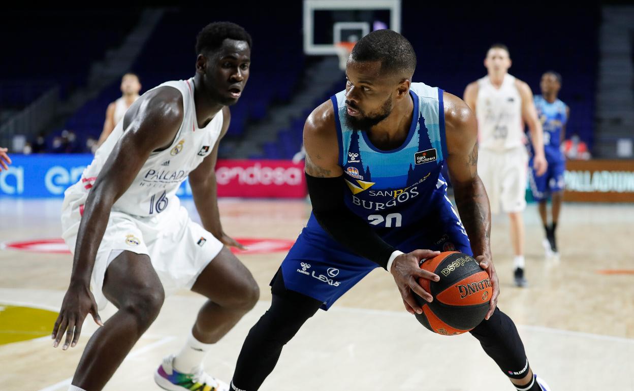 Omar Cook, defendido por Garuba en un Real Madrid-Burgos. 