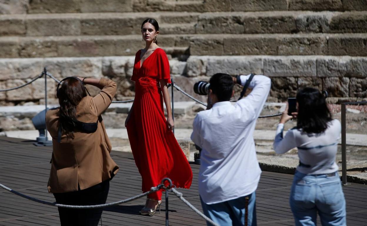 Una de las modelos con un vestido de la firma Olimara, durante el desfile.