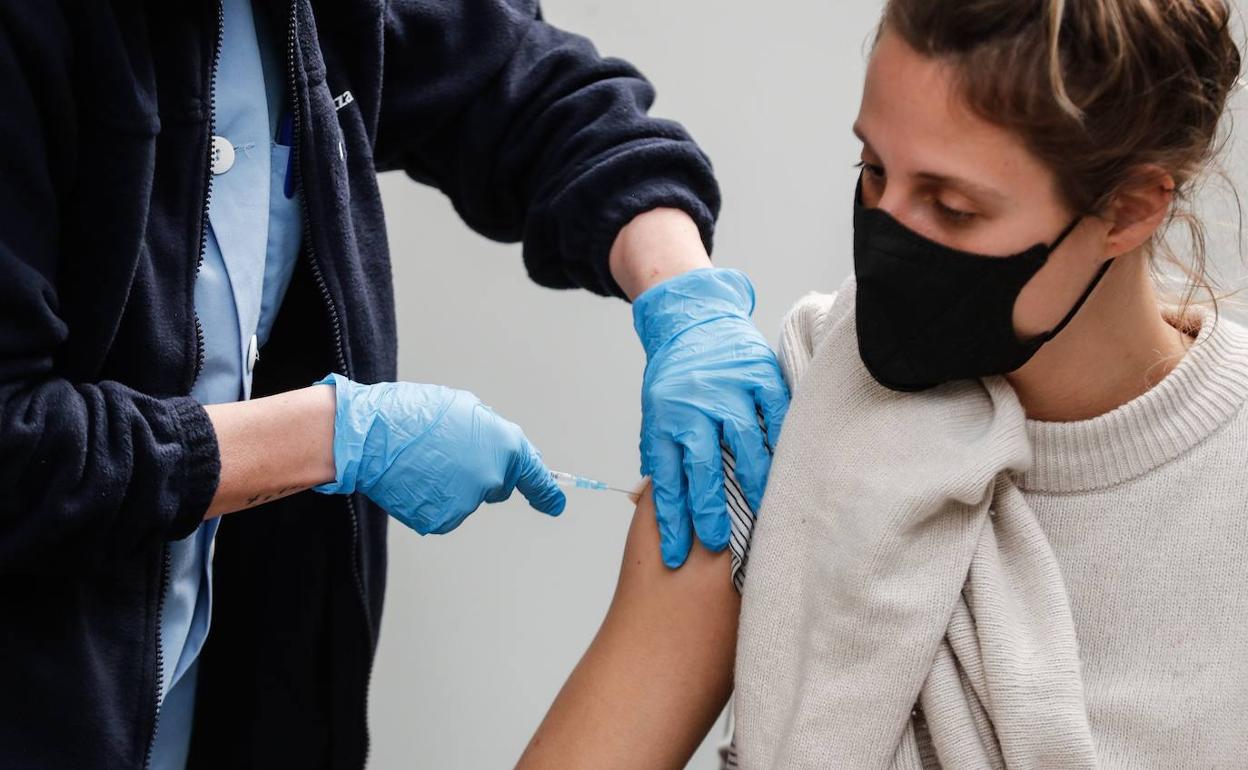 Efectos secundarios de AstraZeneca, Pfizer, Moderna y Janssen: Sanidad actualiza los datos de las reacciones adversas de las vacunas contra el Covid