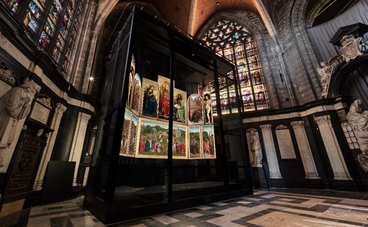 'El Cordero Místico', el valioso retablo de la catedral de San Bavón en Gante, en su nueva vitrina. 