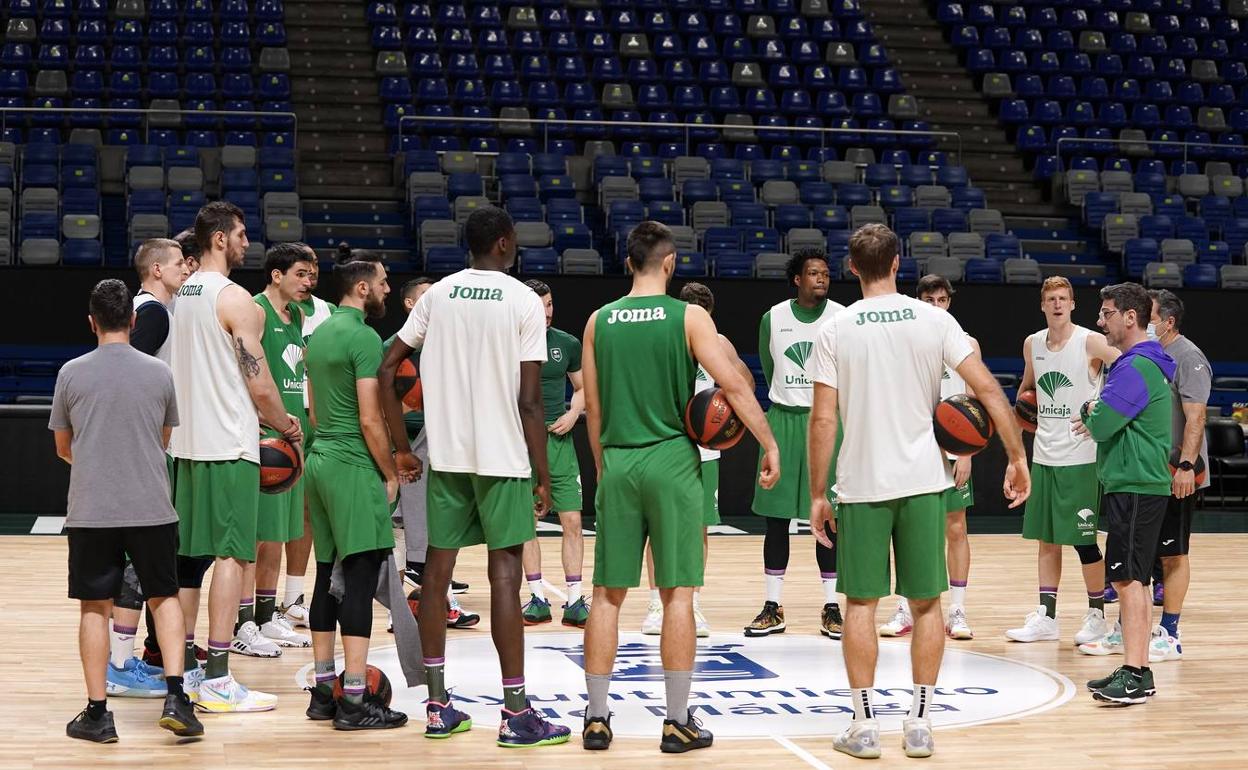 La plantilla del Unicaja atiende a Katsikaris durante un entrenamiento. 