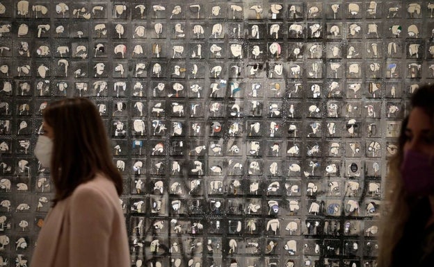 Obra que abre el recorrido de la exposición 'Quince' con 500 rostros diferentes. 