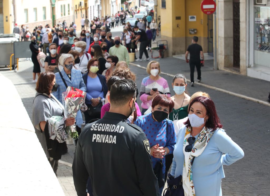 Cola de fieles para ver al Cautivo y la Trinidad 