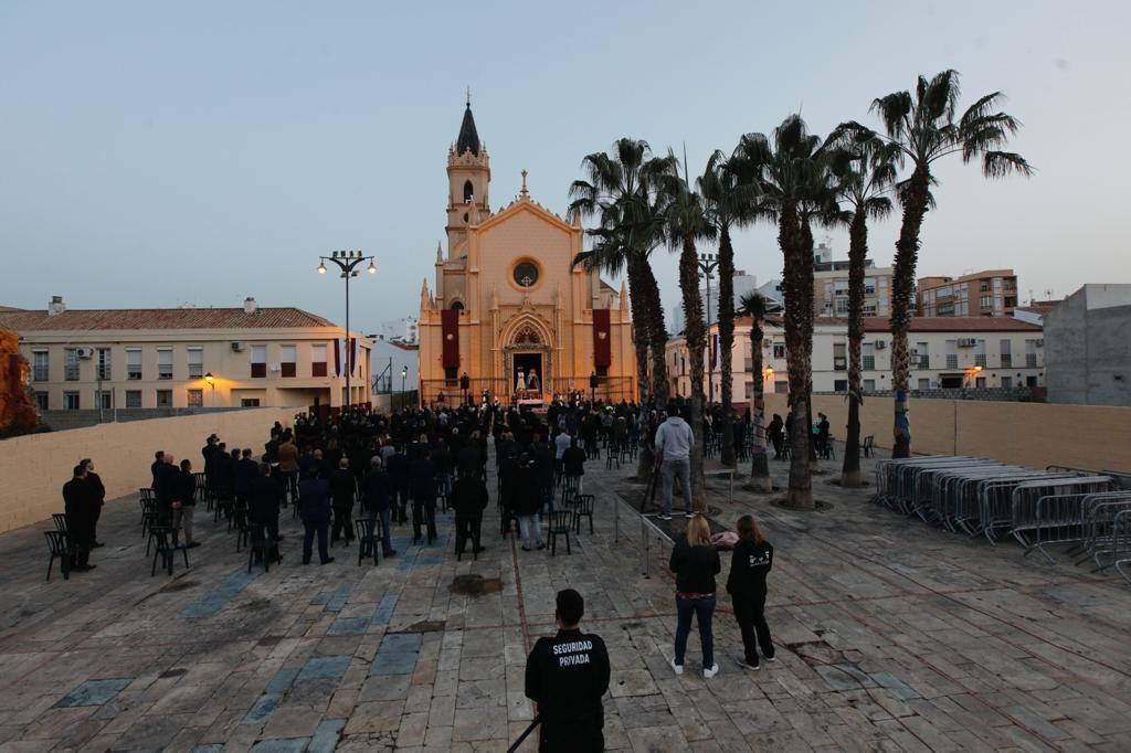 La ceremonia, oficiada por el obispo de Málaga, ha tenido lugar al aire libre en una plaza de San Pablo aforada con la única asistencia de 288 personas.