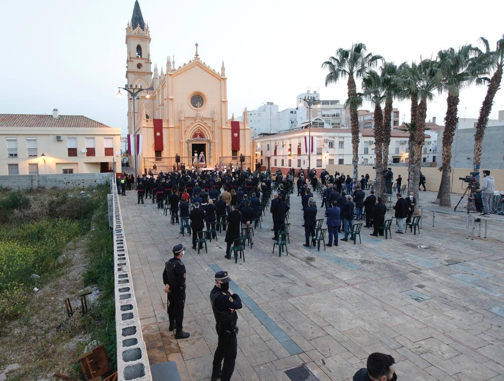 La ceremonia, oficiada por el obispo de Málaga, ha tenido lugar al aire libre en una plaza de San Pablo aforada con la única asistencia de 288 personas.