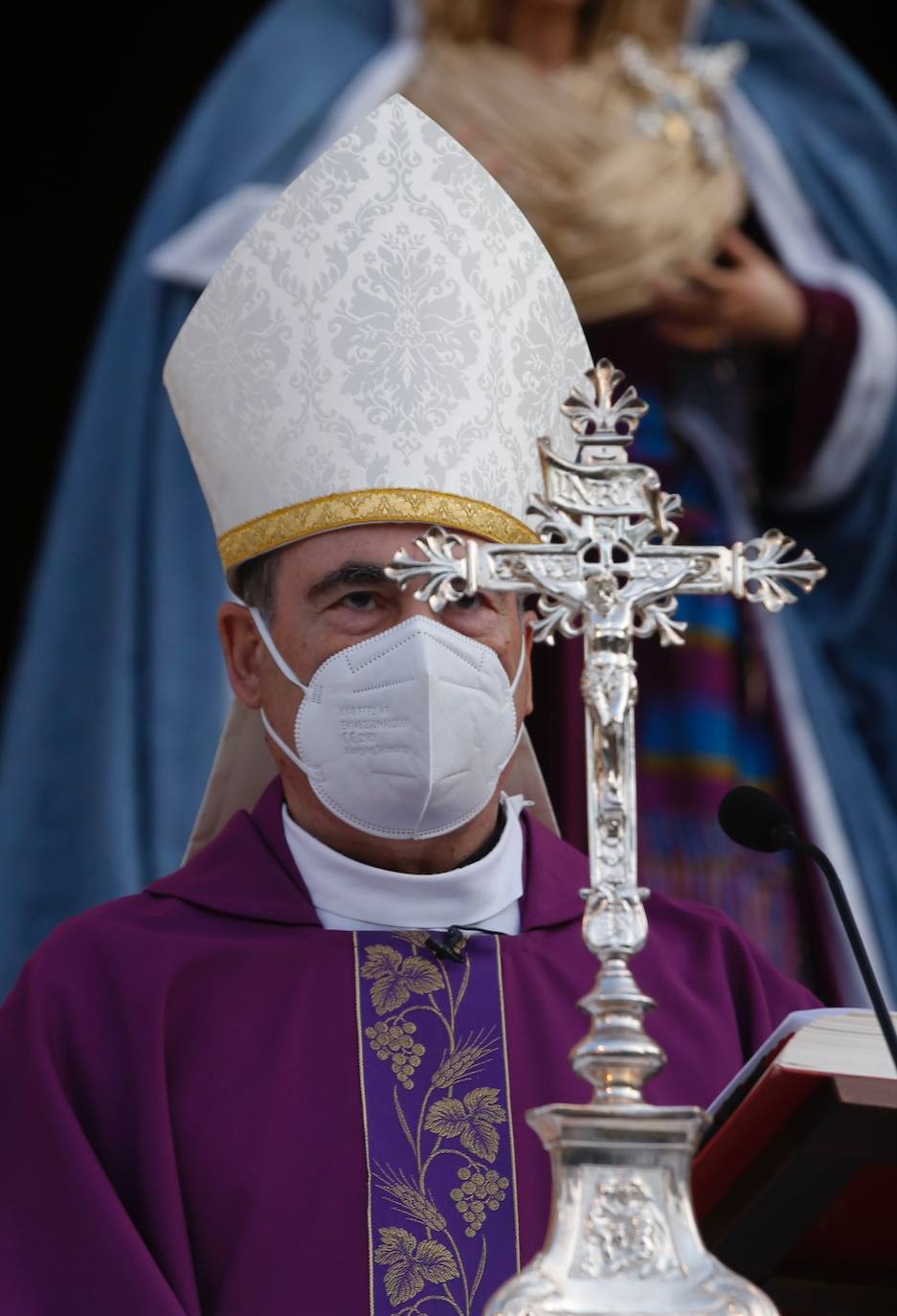 La ceremonia, oficiada por el obispo de Málaga, ha tenido lugar al aire libre en una plaza de San Pablo aforada con la única asistencia de 288 personas.