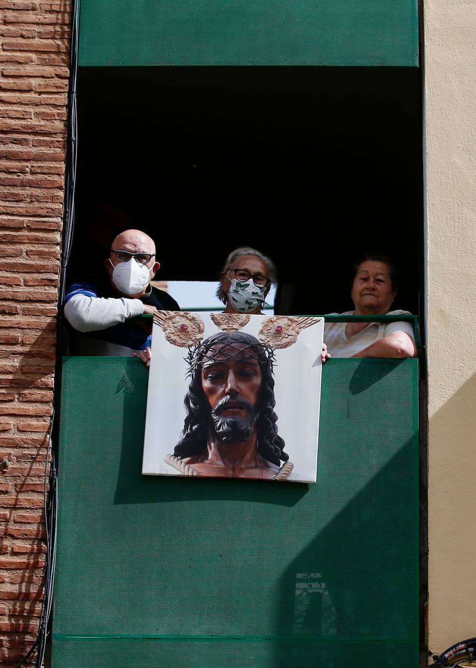 La ceremonia, oficiada por el obispo de Málaga, ha tenido lugar al aire libre en una plaza de San Pablo aforada con la única asistencia de 288 personas.