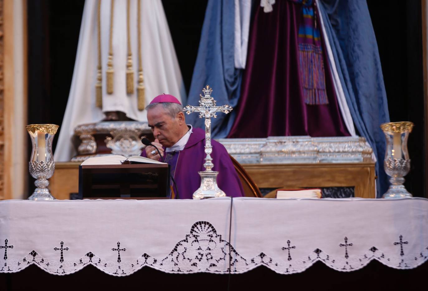 La ceremonia, oficiada por el obispo de Málaga, ha tenido lugar al aire libre en una plaza de San Pablo aforada con la única asistencia de 288 personas.