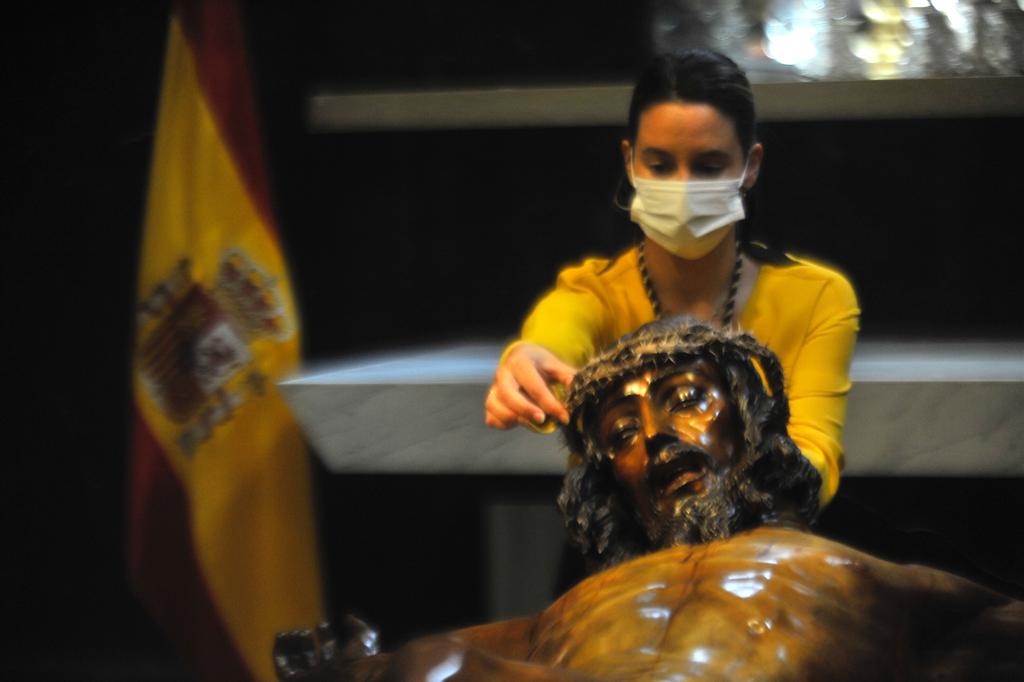 Acto de imposición de la corona al Cristo en la capilla de Mena. 