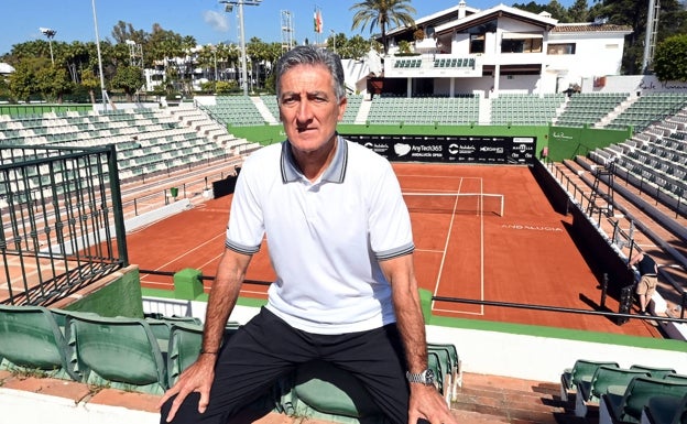 Ramón Campuzano, con la pista central del club al fondo. 