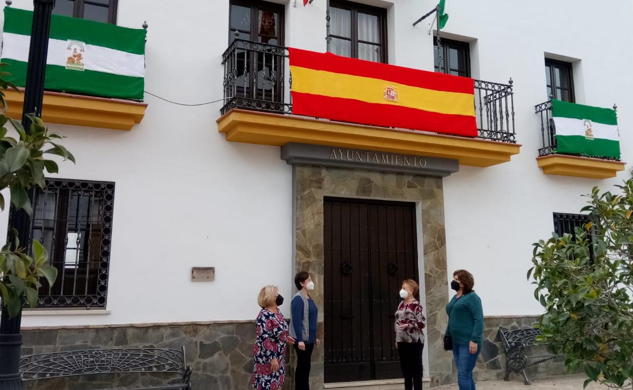 Las banderas de crochet cuelgan de los balcones del Ayuntamiento de Guaro.