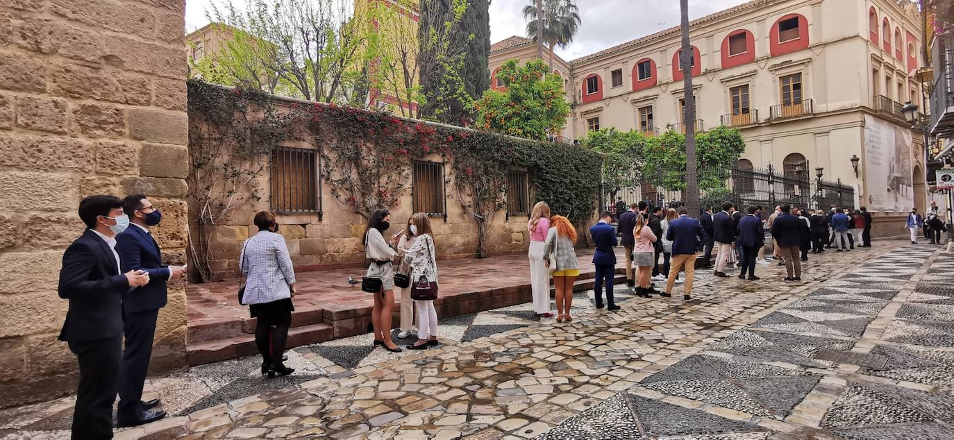 Colas a las puertas de la iglesia de San Agustín para la misa de palmas de Pollinica.