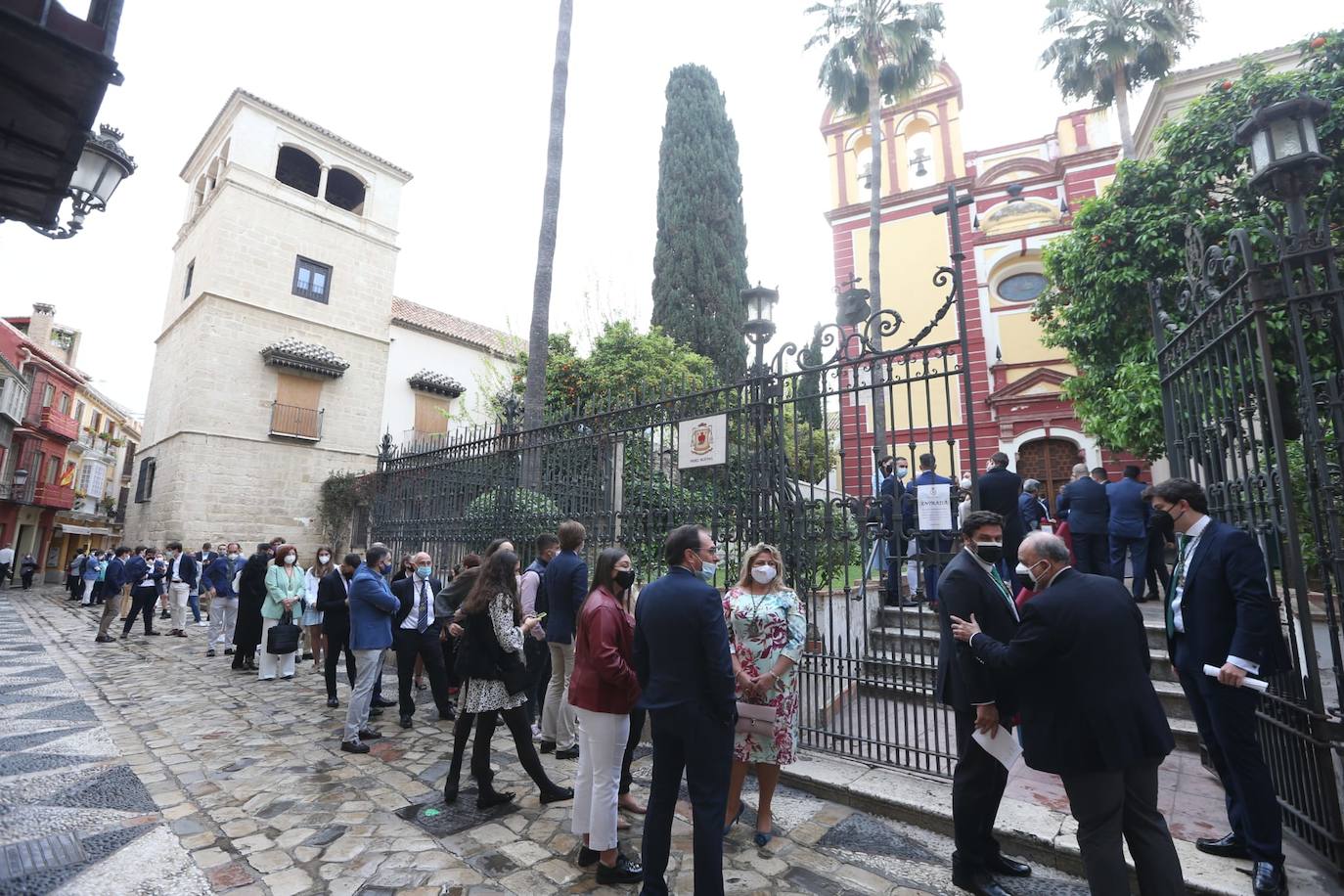 Colas a las puertas de la iglesia de San Agustín para la misa de palmas de Pollinica.