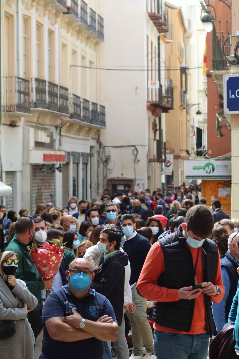 Multitud de personas en la calle San Juan para ver a Fusionadas.