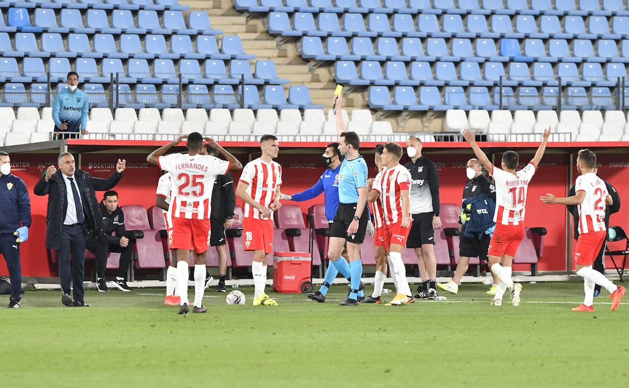 Jugadores del Almería protestan al árbitro López Toca en el partido contra el Leganés.