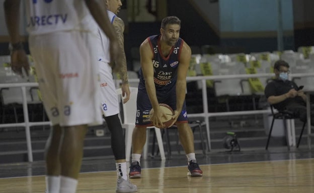 Cabezas observa el juego durante el partido entre Nacional y el Defensor Sporting. 