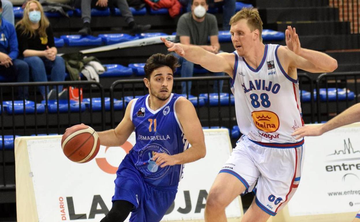 Lucas Muñoz escapa de la defensa de un jugador del Clavijo. 