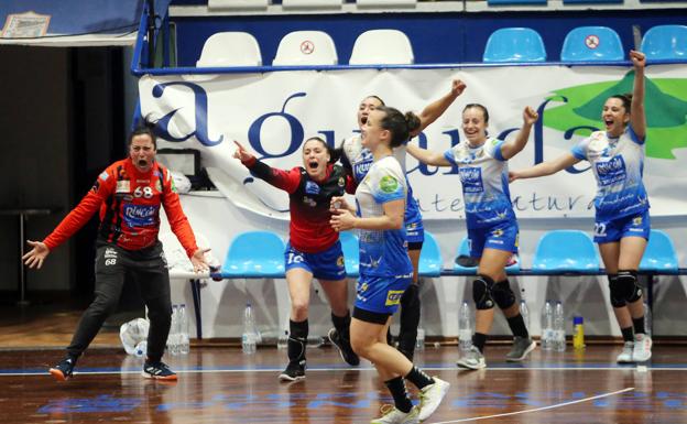 Imagen principal - Guardés 18-23 Rincón Fertilidad: El Rincón Fertilidad se acerca a la final de la EHF Cup