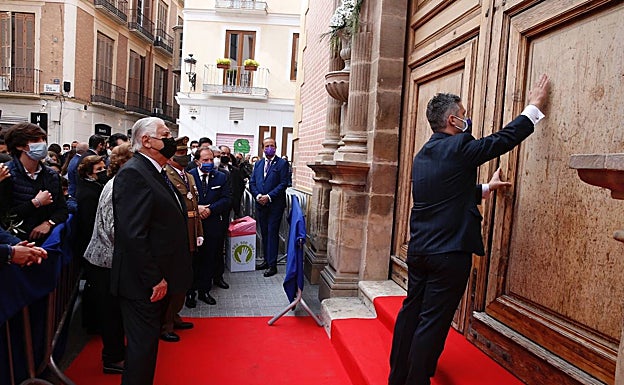 El hermano mayor, David Ruiz, llama a la puerta de San Julián, en presencia de Francisco Toledo, hermano mayor en los años ochenta y ex presidente de la Agrupación de Cofradías. 