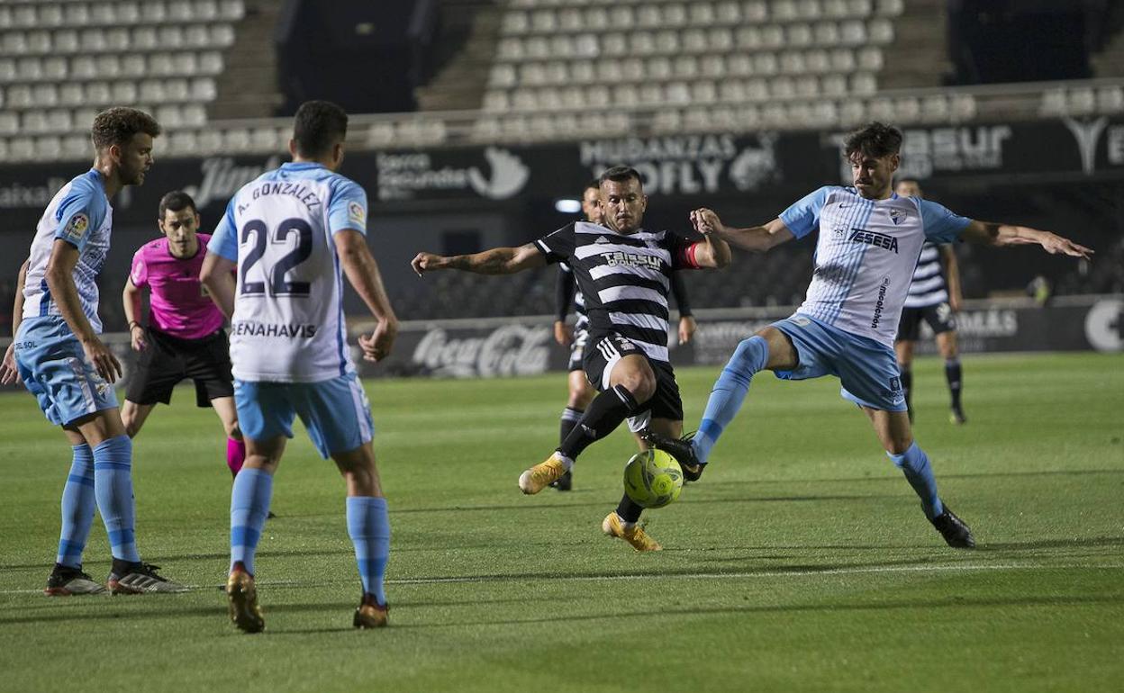 Jozabed intenta hacerse con el balón durante el encuentro del sábado disputado en el Cartagonova. 