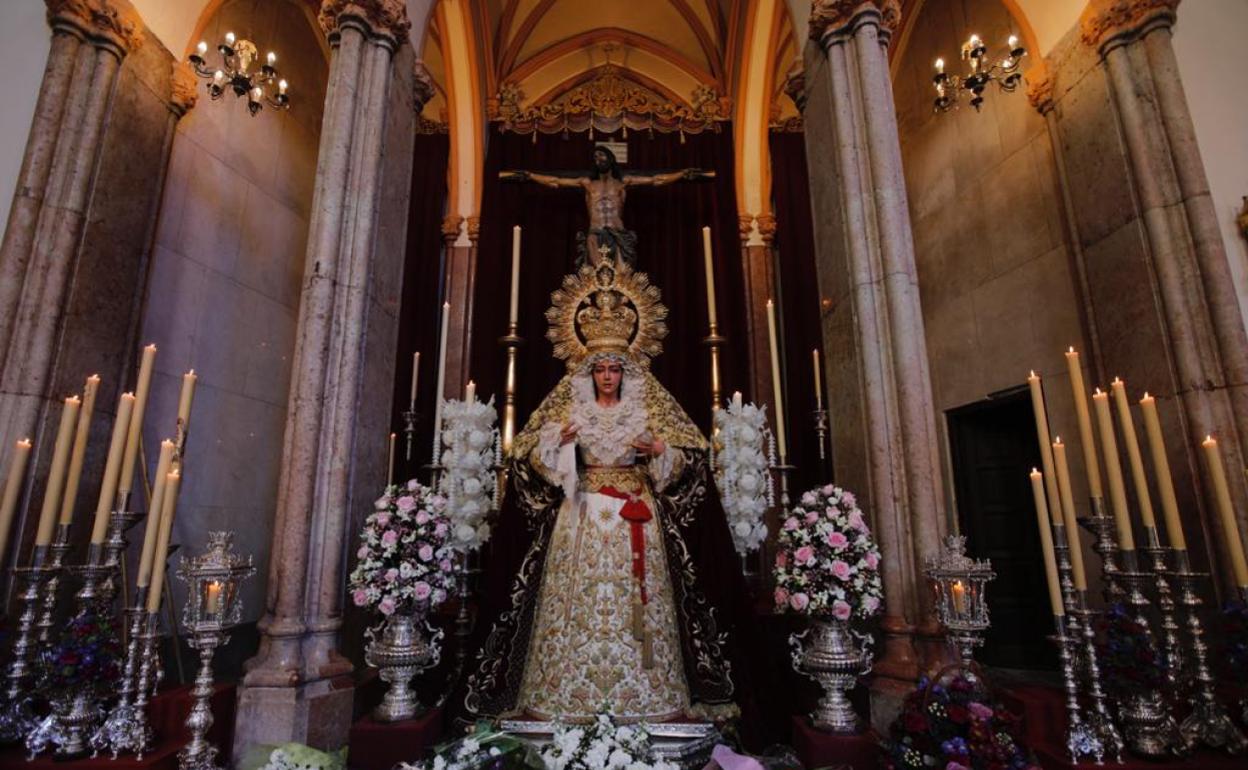 Altar con el Cristo de la Esperanza en su Gran Amor y la Virgen de la Salud.