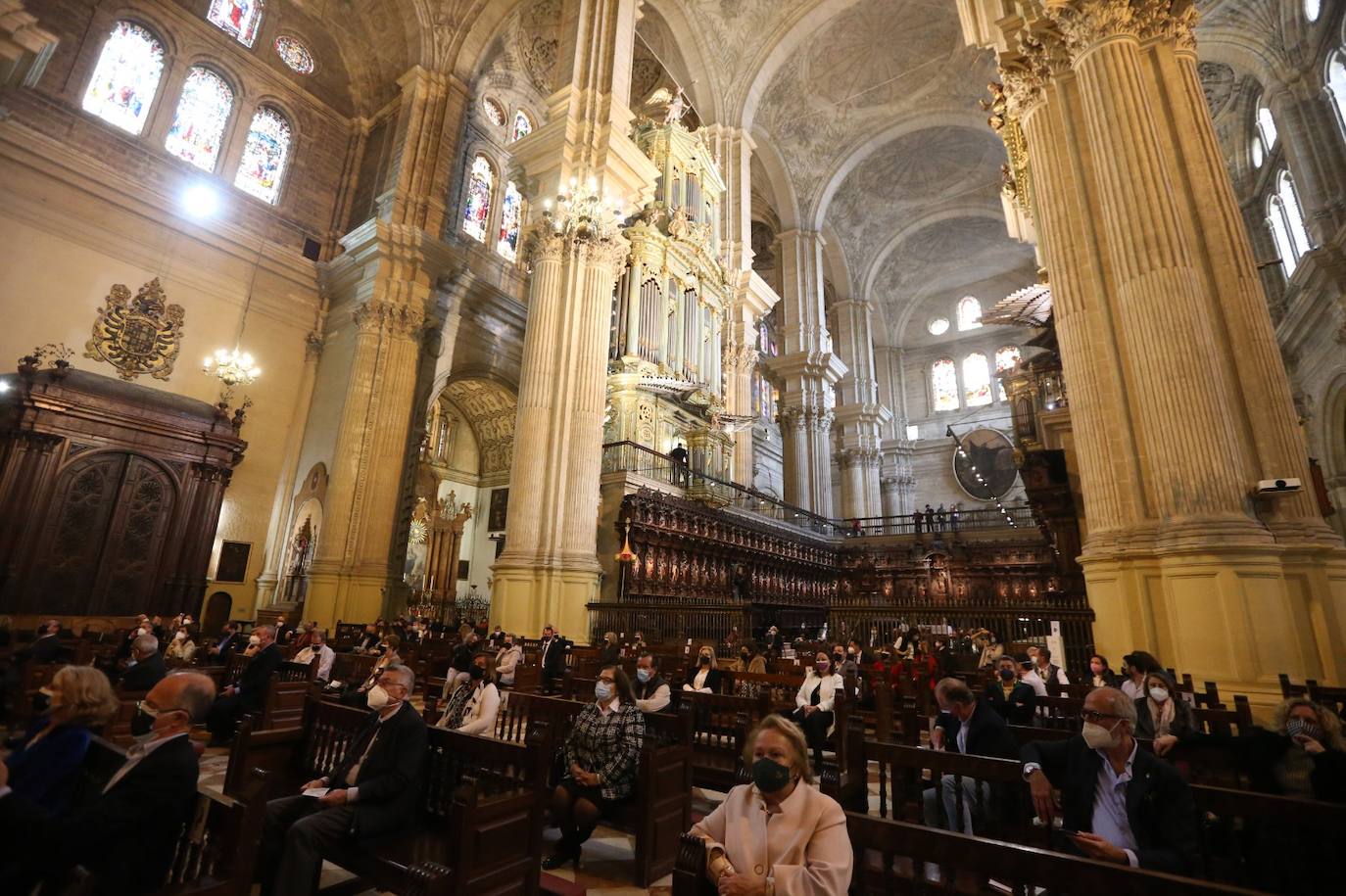 Fieles en la Catedral este Lunes Santo. 