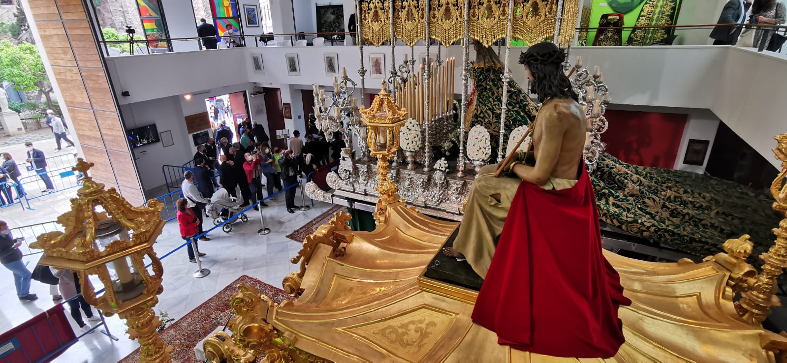 Imágenes del Cristo Coronado de Espinas y la Virgen de Gracia y Esperanza en la casa hermandad de Estudiantes.