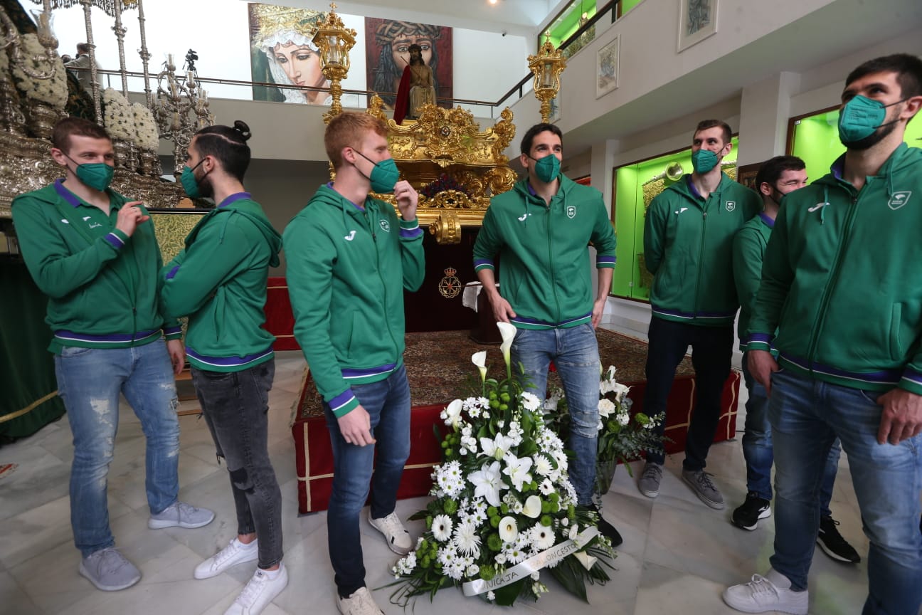 Ofrenda floral del Unicaja al Cristo de Estudiantes y la Virgen de Gracia y Esperanza.