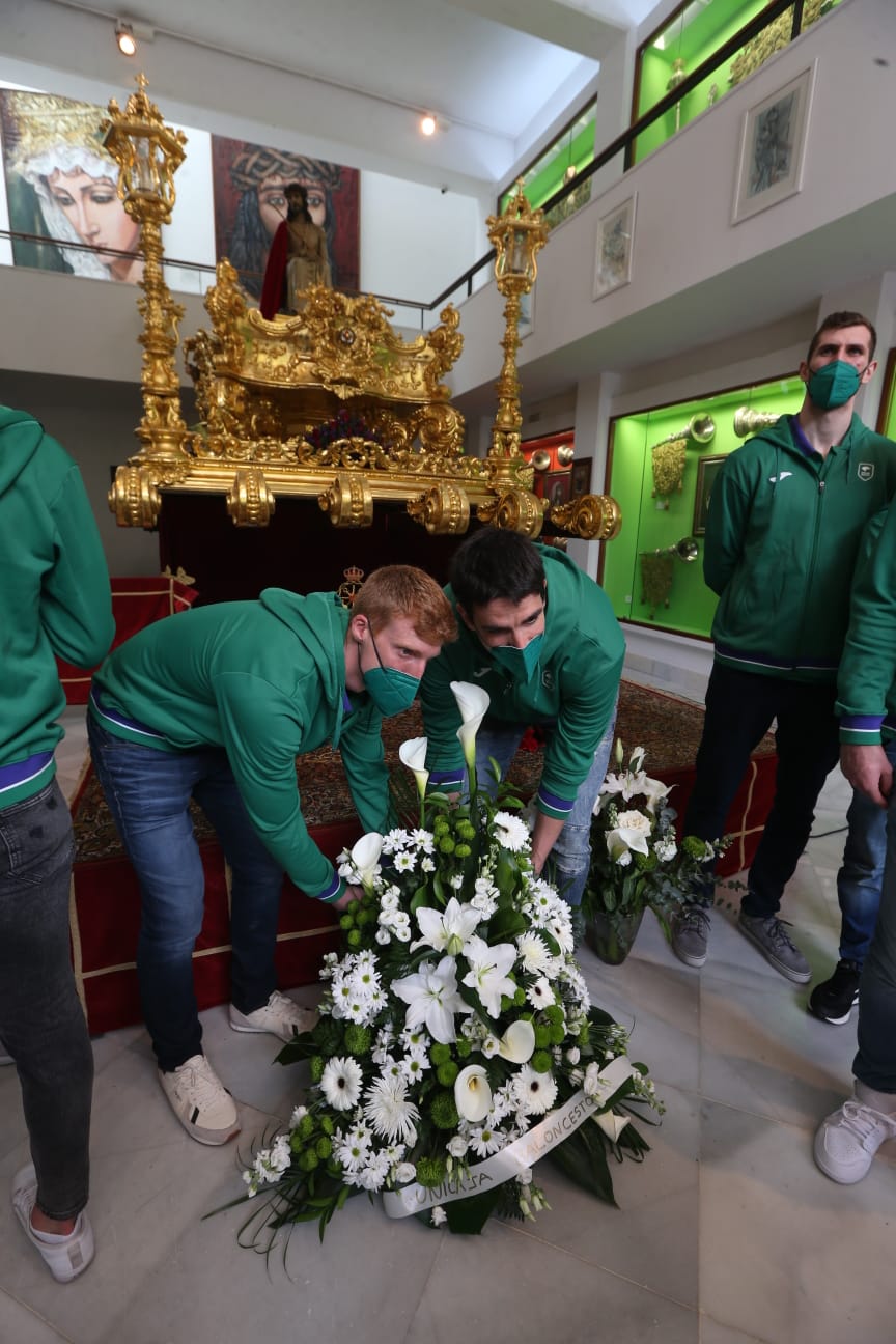 Ofrenda floral del Unicaja al Cristo de Estudiantes y la Virgen de Gracia y Esperanza.