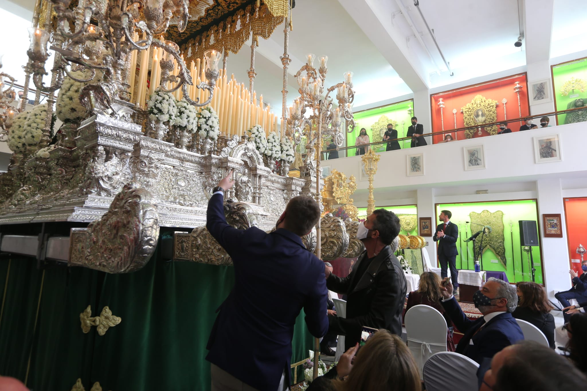 Antonio Banderas frente a las imágenes del Cristo Coronado de Espinas y la Virgen de Gracia y Esperanza.