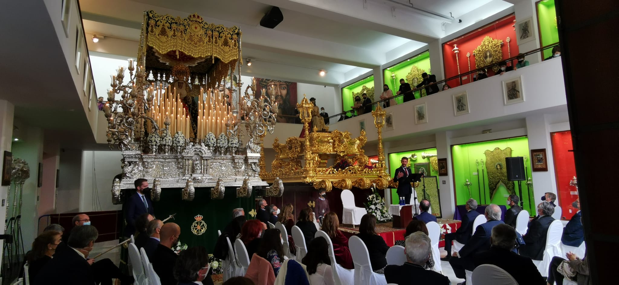 Imágenes del Cristo Coronado de Espinas y la Virgen de Gracia y Esperanza en la casa hermandad de Estudiantes.