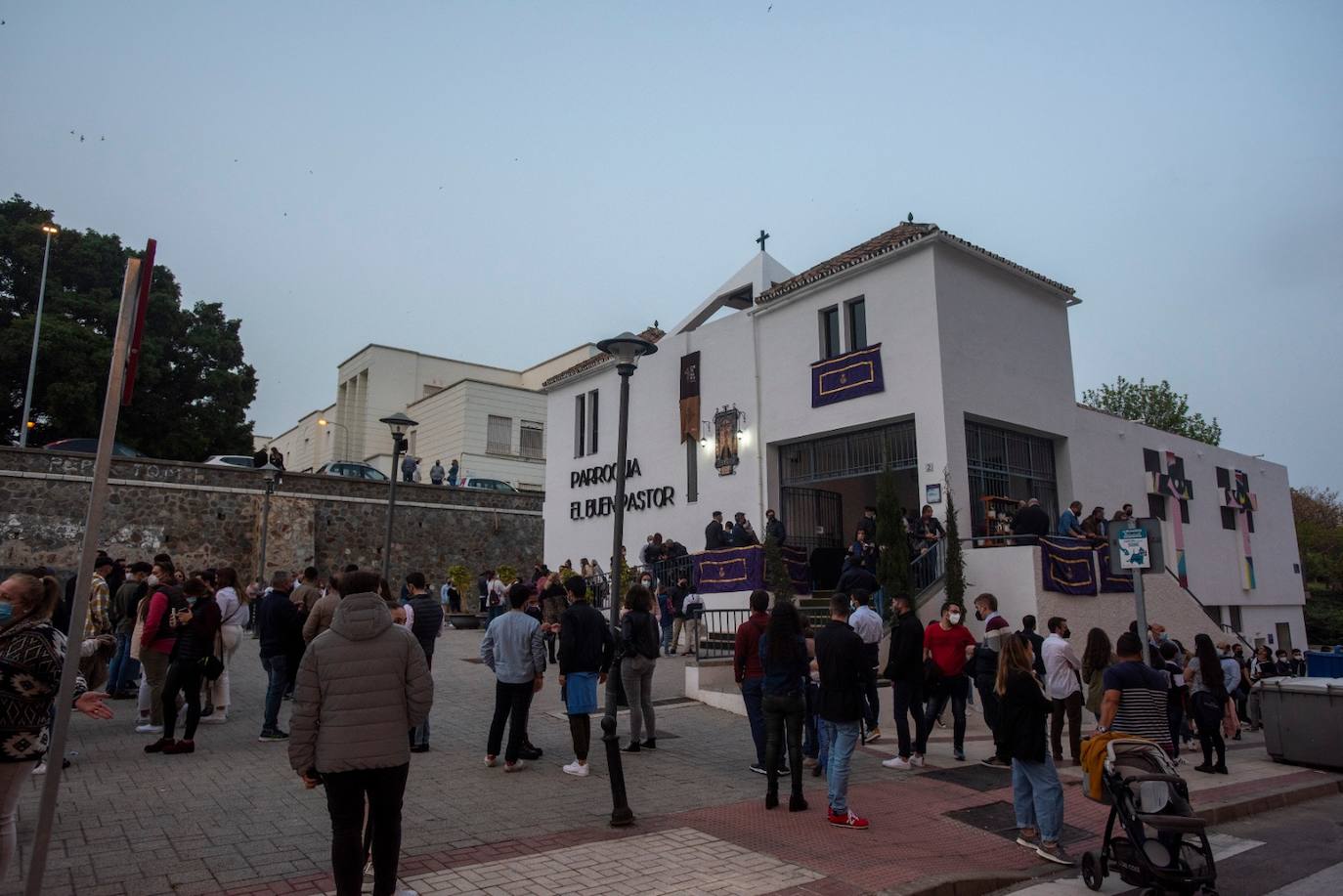 Público en la parroquia El buen pastor. 