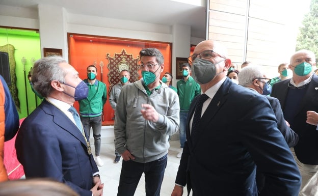 Imagen principal - Arriba, Fotis Katsikaris junto a Pedro Ramírez. Abajo, los jugadores del Unicaja preparan la ofrenda. A la derecha, Díaz y Suárez, ejercieron de capitanes. 