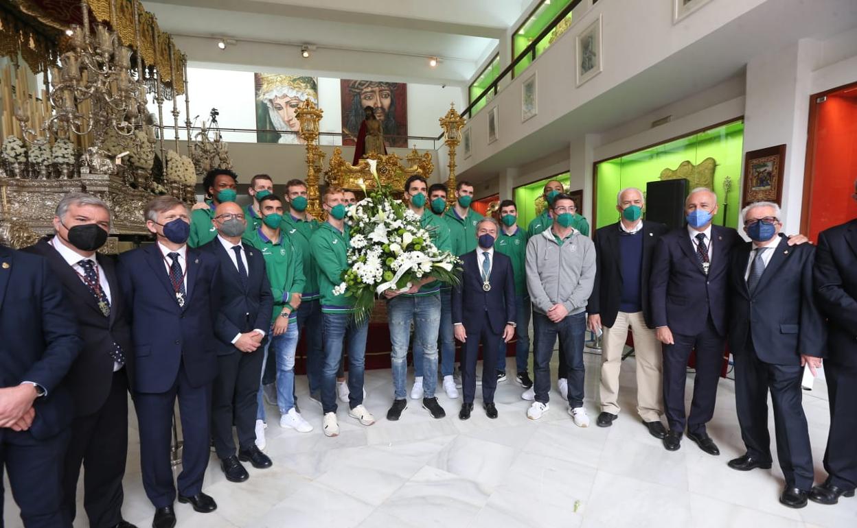 La plantilla del Unicaja realizó una ofrenda floral en la Cofradía de los Estudiantes. 