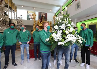 Imagen secundaria 1 - Arriba, Fotis Katsikaris junto a Pedro Ramírez. Abajo, los jugadores del Unicaja preparan la ofrenda. A la derecha, Díaz y Suárez, ejercieron de capitanes. 