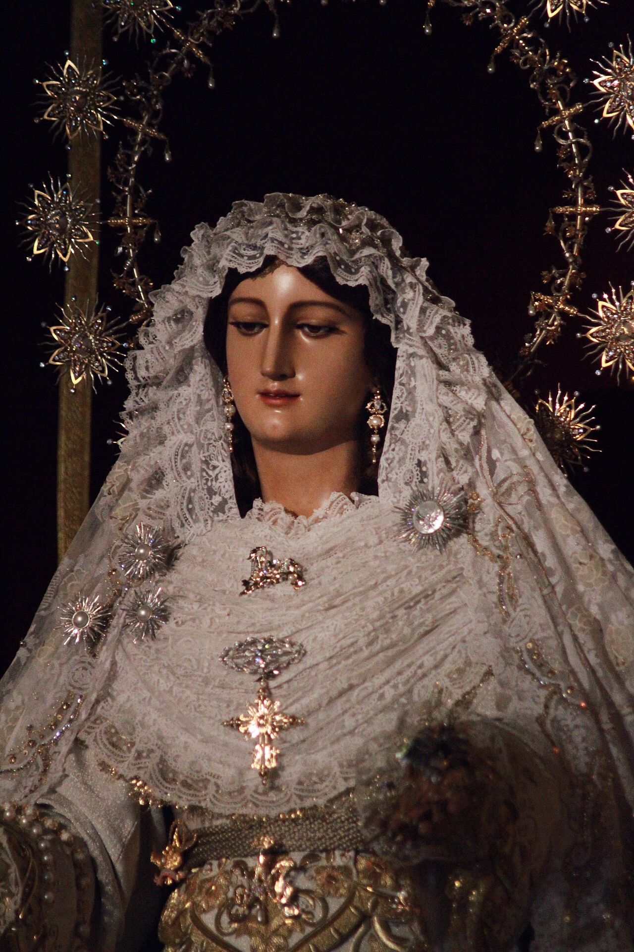 Nuestro Padre Jesús Nazareno de los Pasos en el Monte Calvario y María Santísima del Rocío Coronada en la parroquia de San Lázaro.